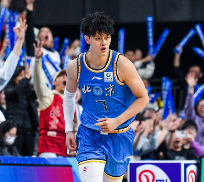 北京男篮遭打击:曝曾凡博腰伤属于旧伤复发 多久恢复无法确定