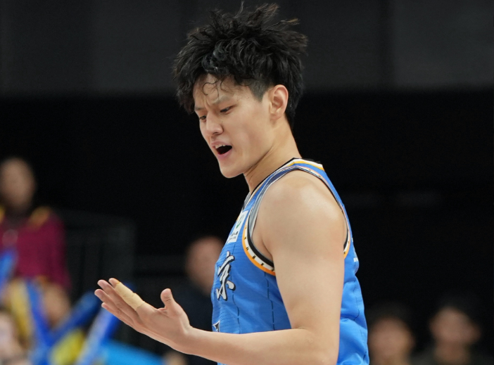 北京男篮遭打击:曝曾凡博腰伤属于旧伤复发 多久恢复无法确定