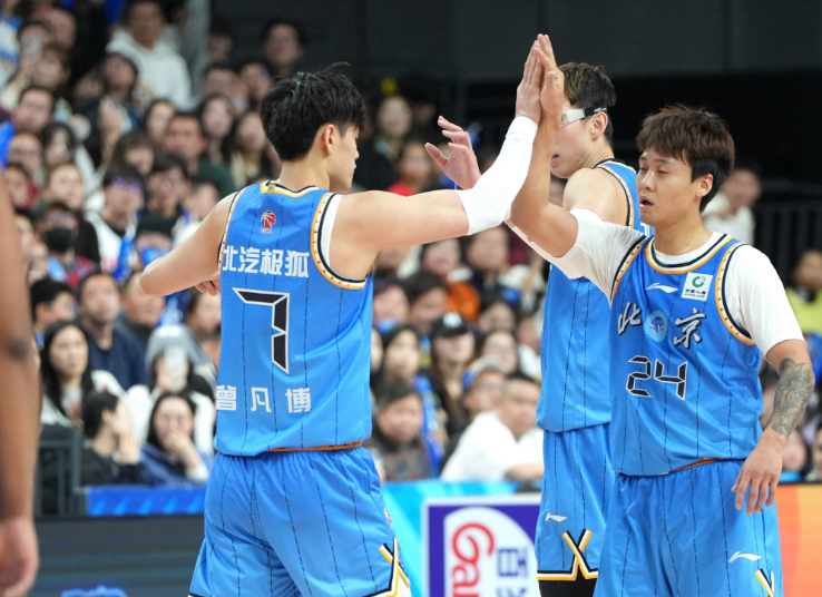 北京男篮遭打击:曝曾凡博腰伤属于旧伤复发 多久恢复无法确定