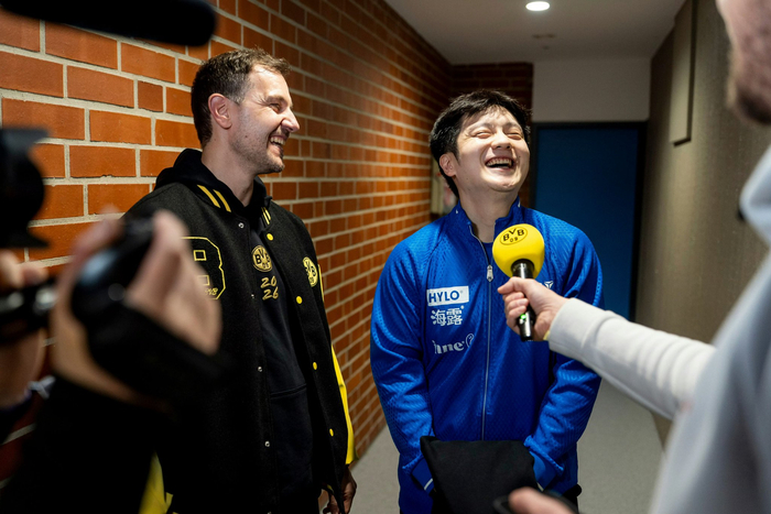 樊振东穿蓝球衣进多特蒙德更衣室创纪录|可爱_新浪体育_新浪新闻