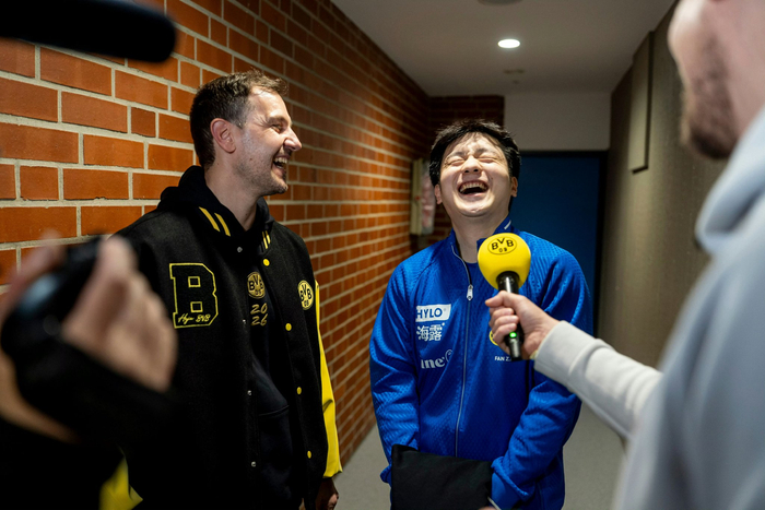 樊振东穿蓝球衣进多特蒙德更衣室创纪录|可爱_新浪体育_新浪新闻