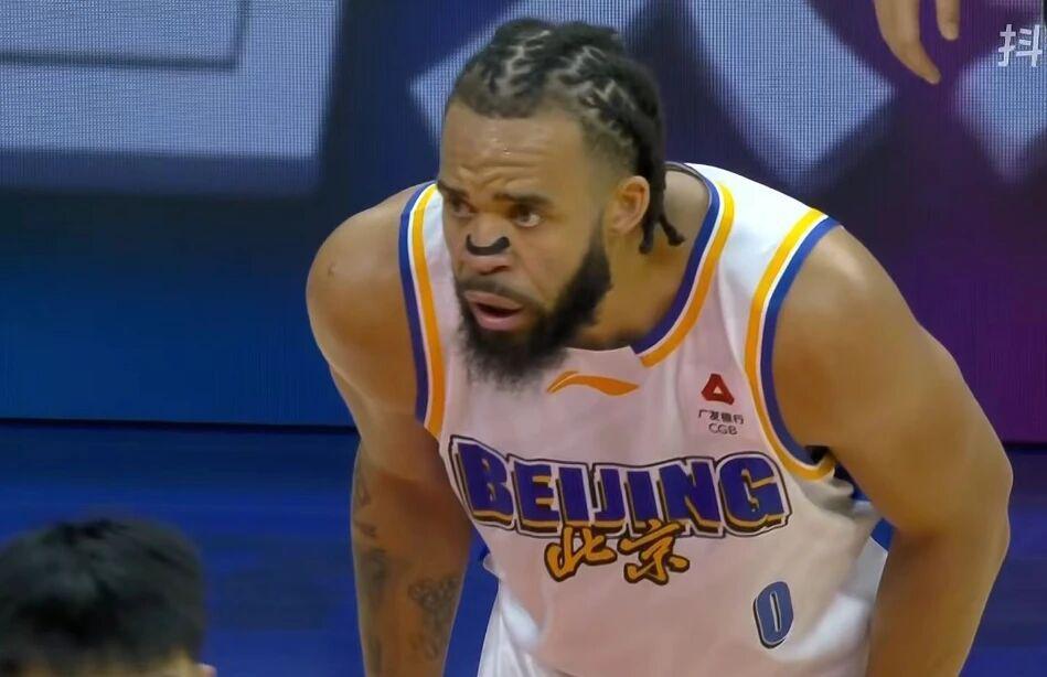 北京男篮轻取广州,周琦11+6徐昕10+6,麦基19+7方硕18分!